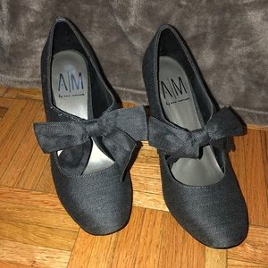Gray pumps